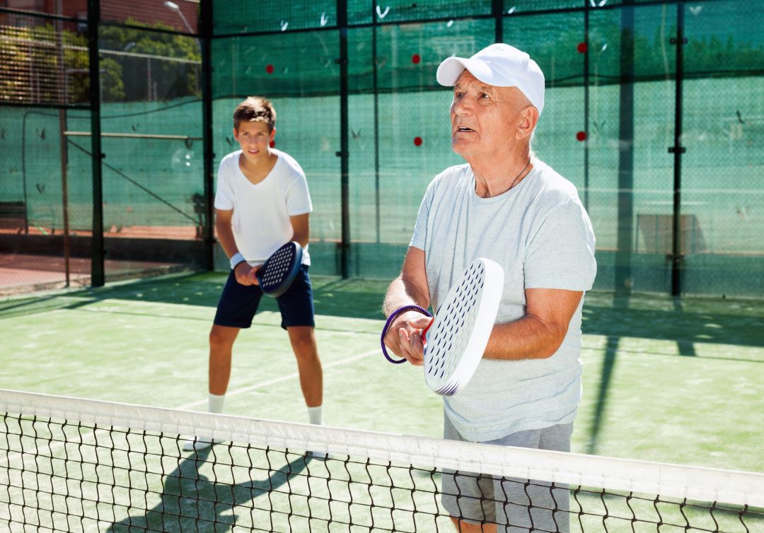 Jong en oud spelen samen tennis