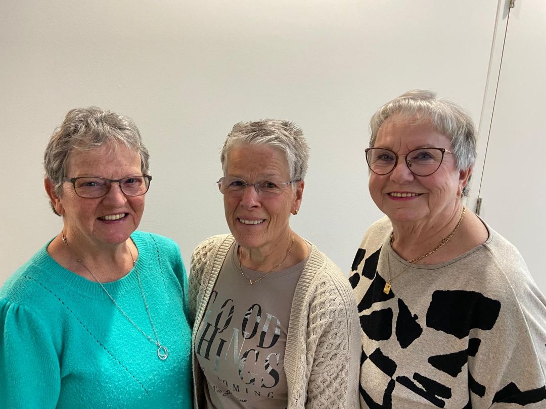 Drie oudere dames op een rij